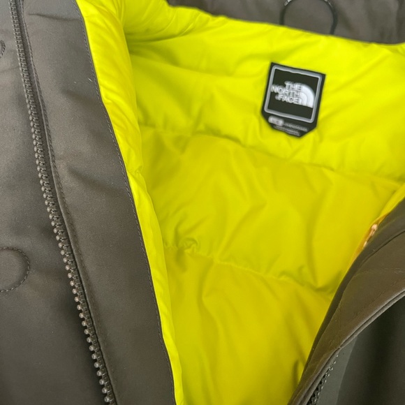 Woman’s North Face Winter Parka. Army green. - Picture 5 of 7